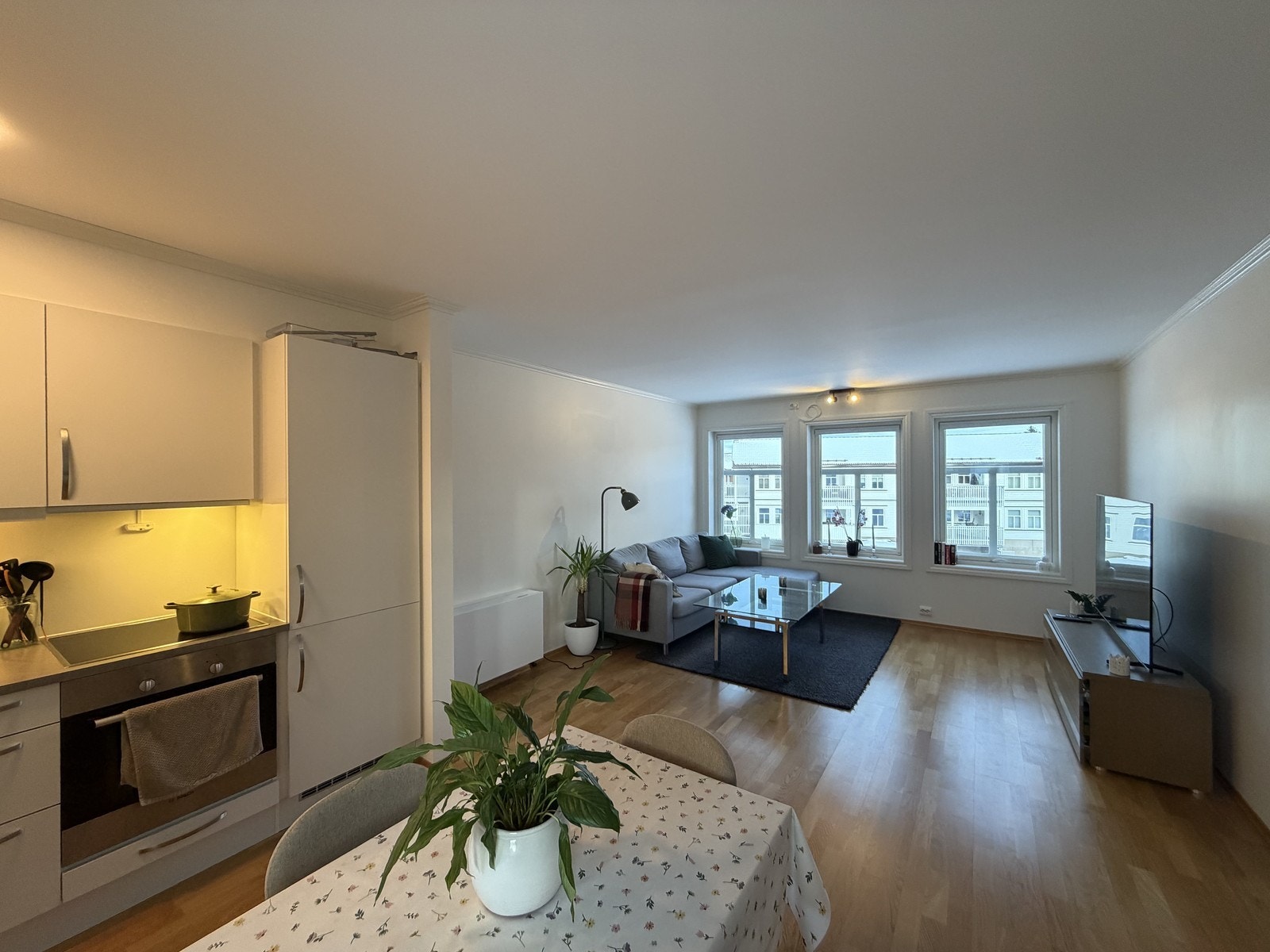 Leiligheten har en åpen stue/kjøkkenløsning med store vindusflater som gir godt med gjennomlys. Galleribilde