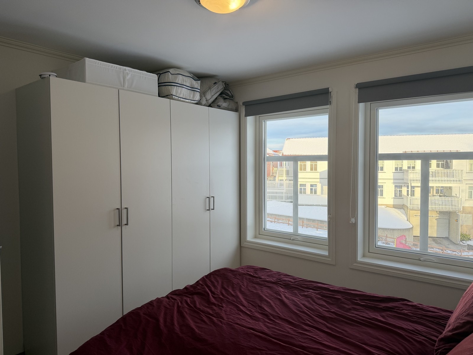 Soverommet er innredet med et stort garderobeskap, dobbeltseng og nattbord. Galleribilde