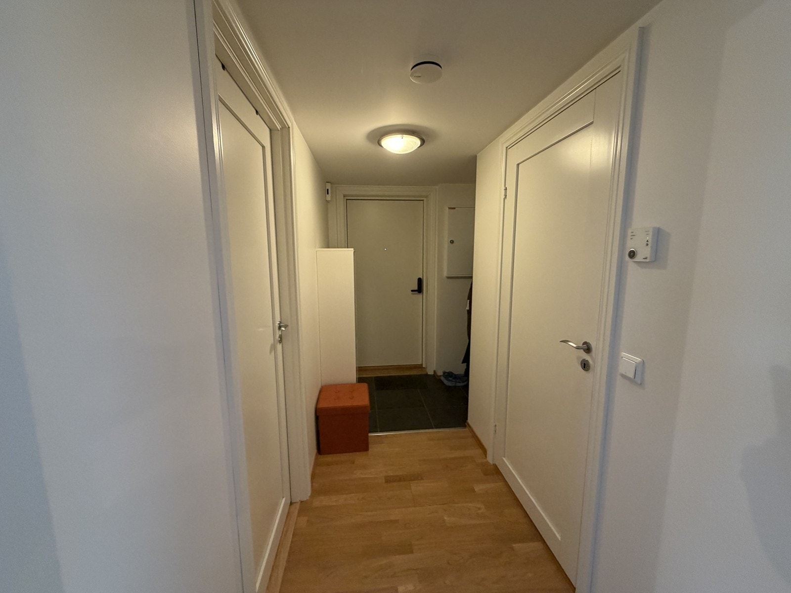 Leiligheten har en romslig og flislagt entré. Videre inn i leiligheten finner du soverommet og badet Galleribilde