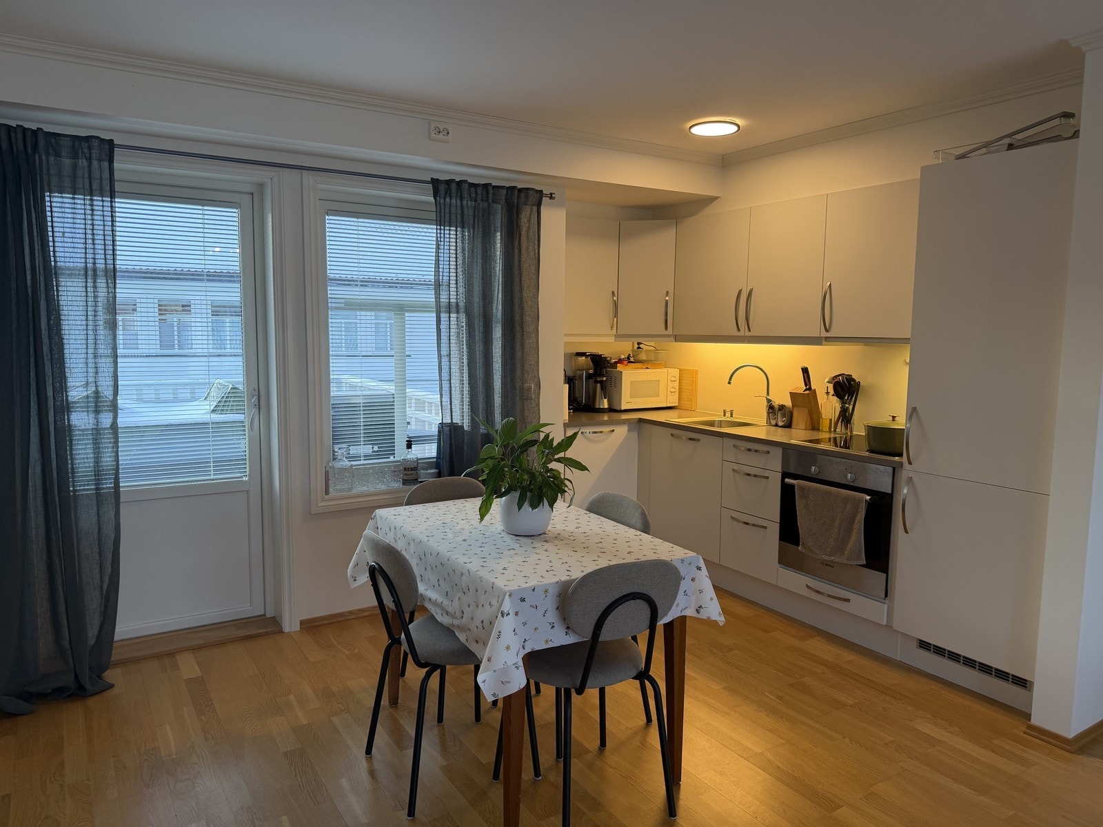 Kjøkkenet har godt med skap- og benkeplass, i tillegg til integrerte hvitevarer. Galleribilde