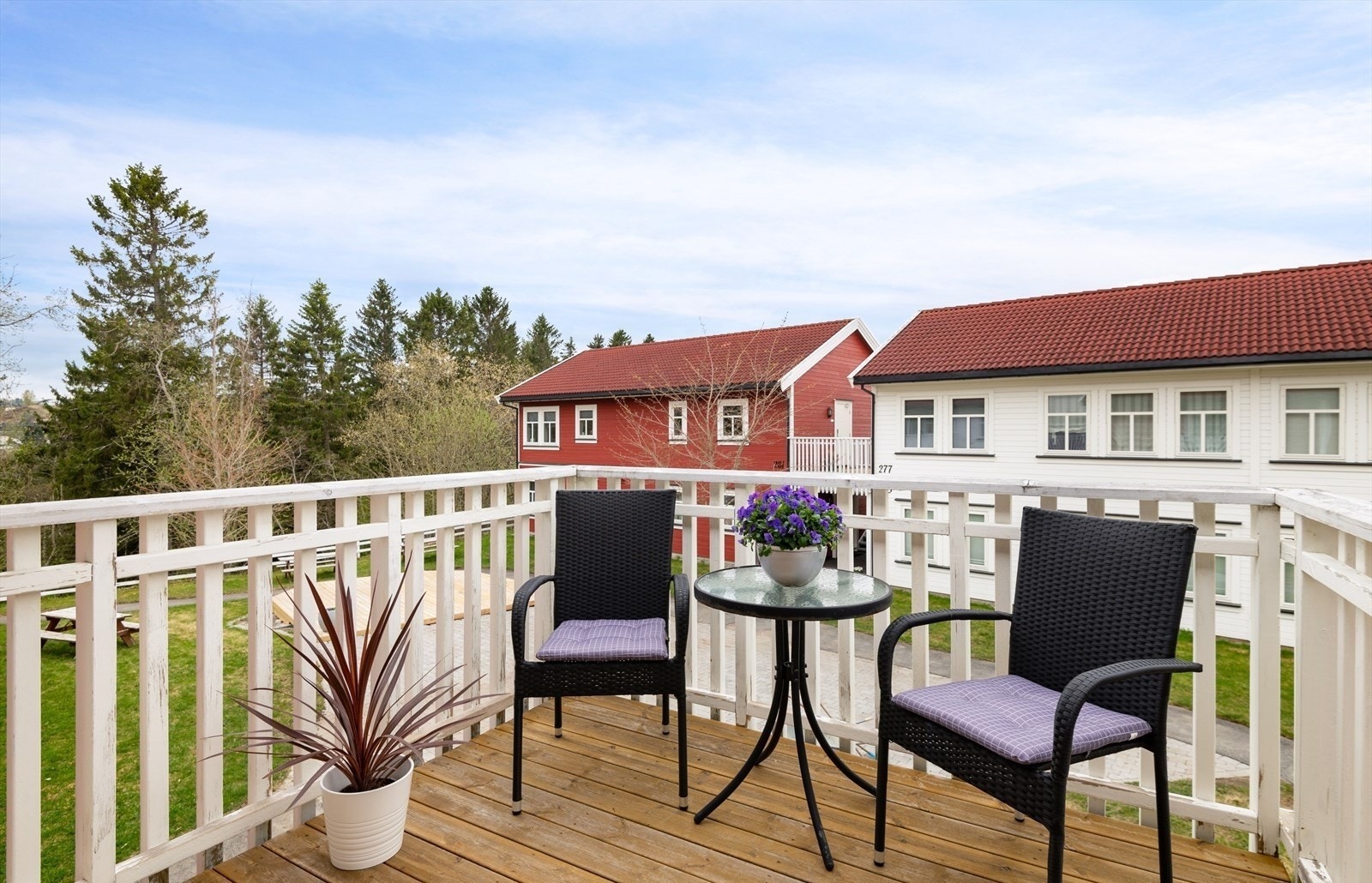 Stor balkong med plass til utemøbler. Galleribilde