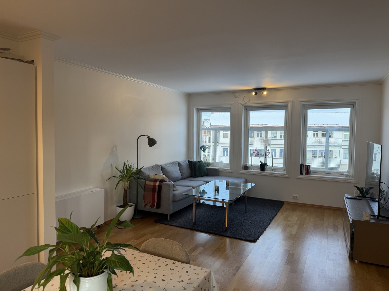 Ved kjøkkenet har du utgang til en vestvendt balkong, med svært gode solforhold. Galleribilde