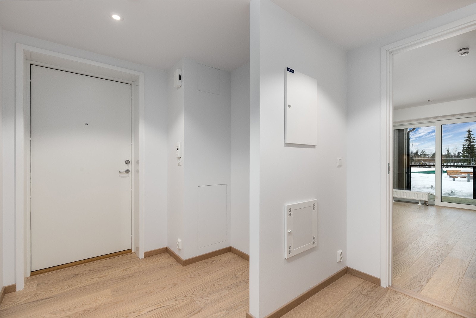 Lys entré som gir et godt førsteinntrykk. God avsatt plass til skapinnredning. Galleribilde