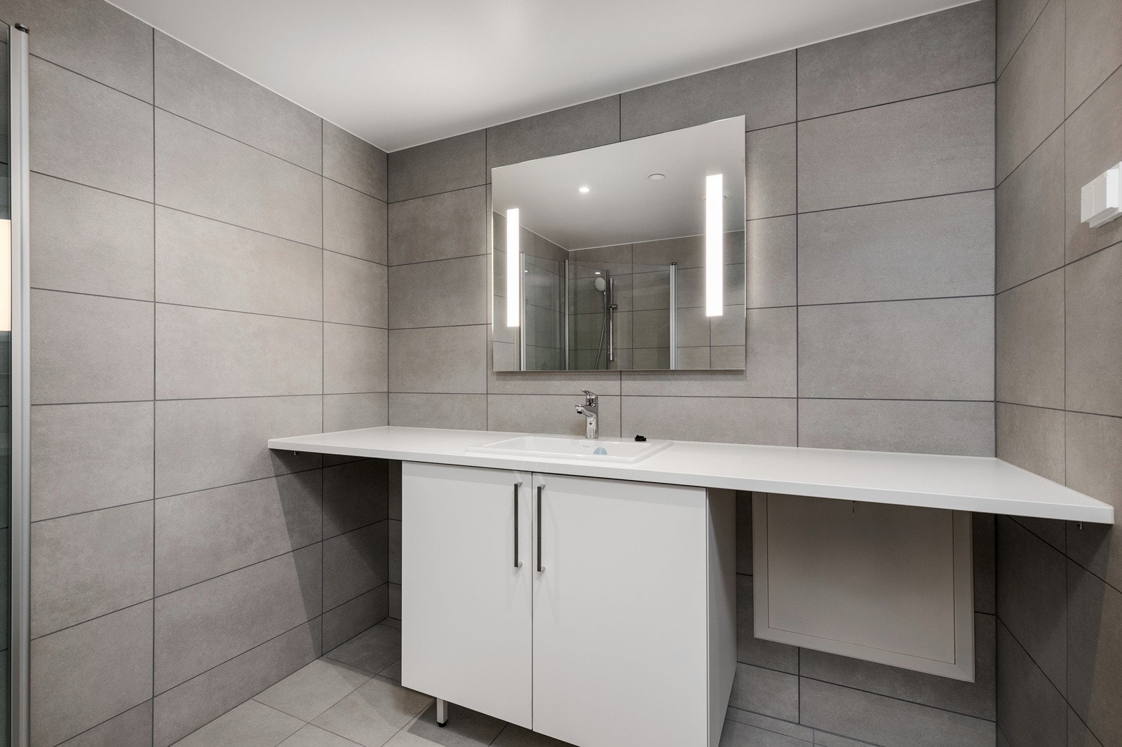 Delikat flislagt bad med alt man trenger for å få en fin start på dagen. Varmekabler i gulv. Galleribilde