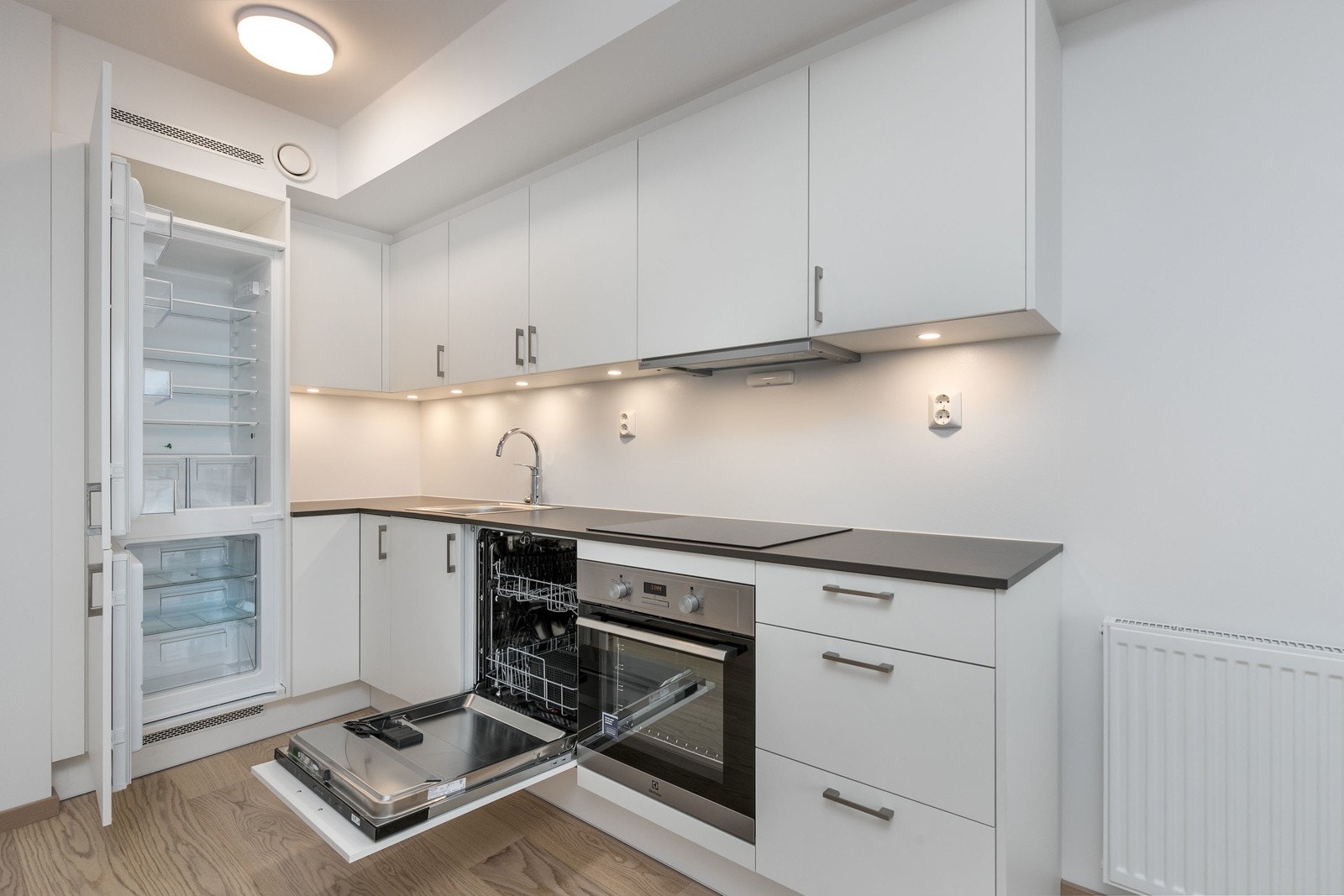 Kjøkkenet har integrert kjøl/frys, ovn, steketopp, oppvaskmaskin og uttrekkbar vifte. Belysning under skapinnredning. Galleribilde