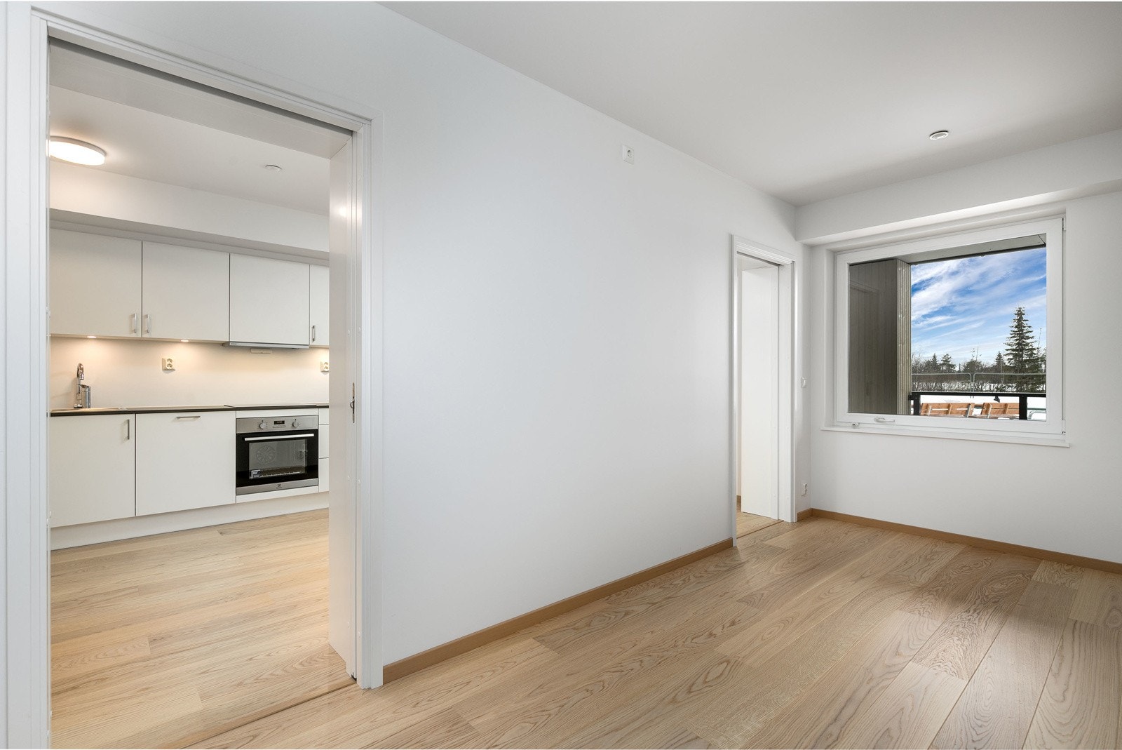 Soverommet har god plass til en større dobbeltseng med tilhørende nattbord. Galleribilde