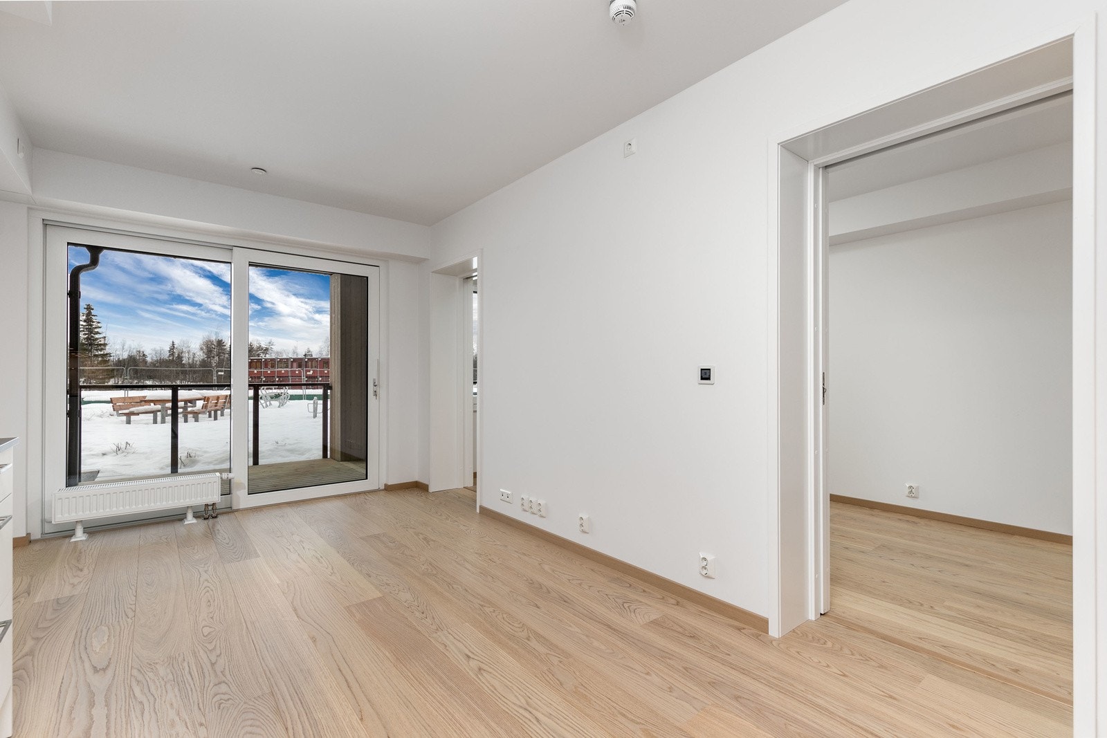 Fin avsatt plass til å sette inn et større spisebord mellom stuen og kjøkkenet. Galleribilde