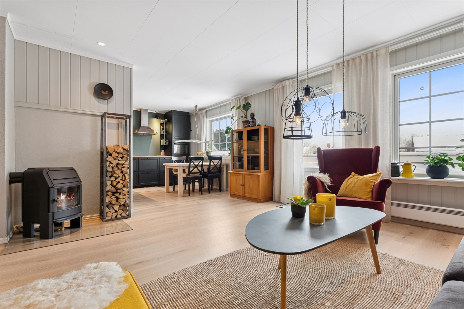 Stue med peisovn og godt med dagslys. Galleribilde