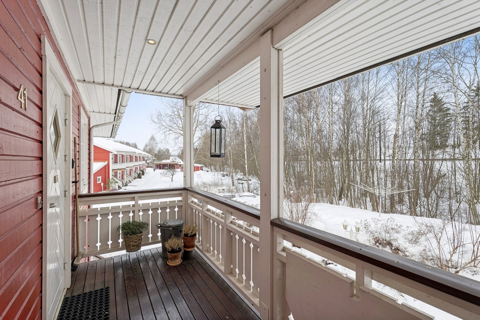 Privat adkomst med overbygd balkong. Galleribilde