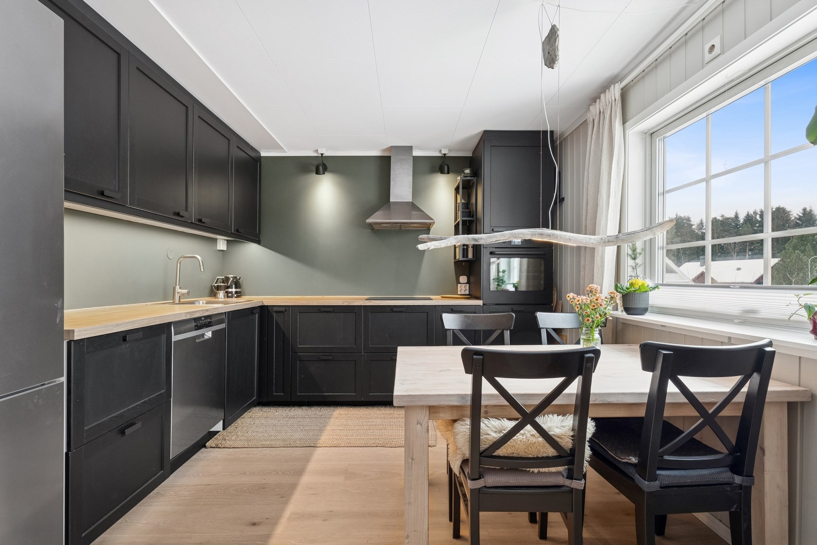 Moderne kjøkken med god skap- og benkeplass, samt plass til spisegruppe. Galleribilde