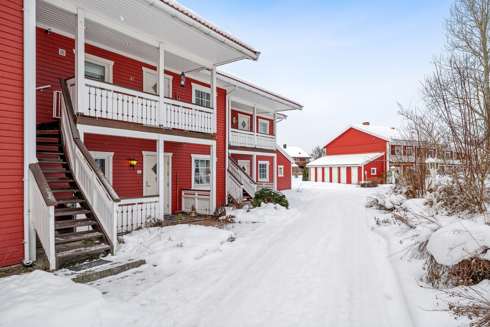 Leiligheten ligger i 2. etasje og har overbygd balkong ved inngangspartiet. Galleribilde