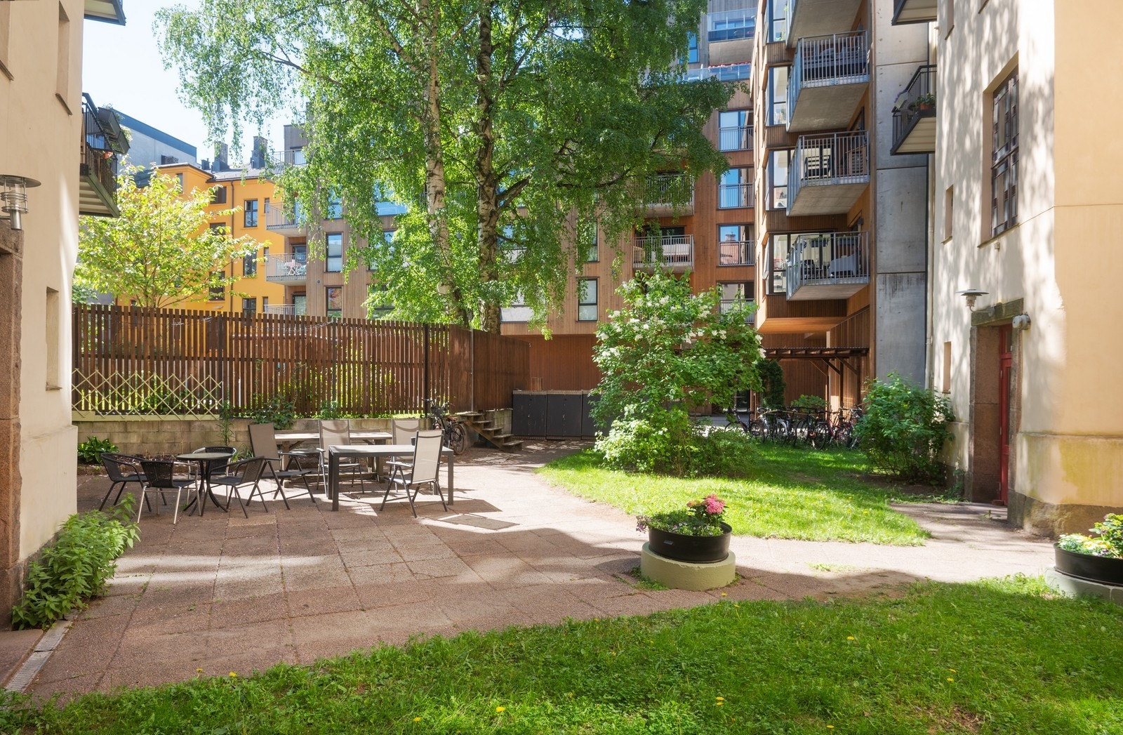 Hyggelig bakgård Galleribilde