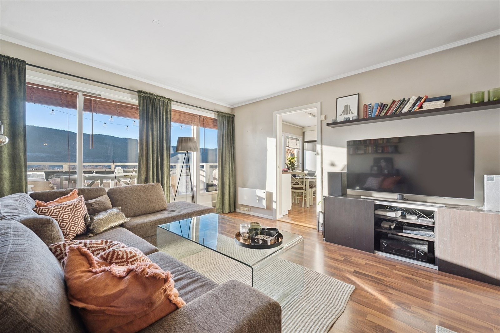 Stor og luftig stue med store vindusflater Galleribilde