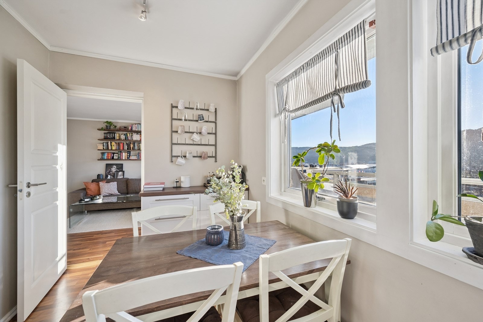 Kjøkken har god plass til spisebord Galleribilde