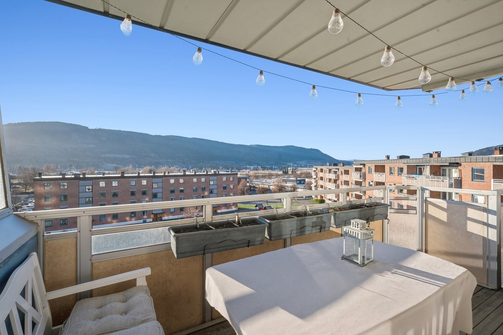 Balkongen måler ca. 13 kvm Galleribilde