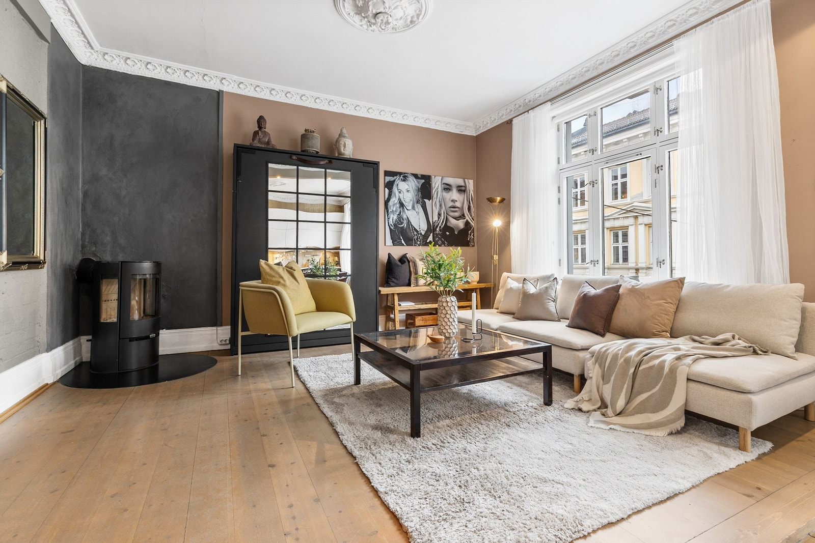 Romslig stue med god plass til sittegruppe og TV-område. Galleribilde