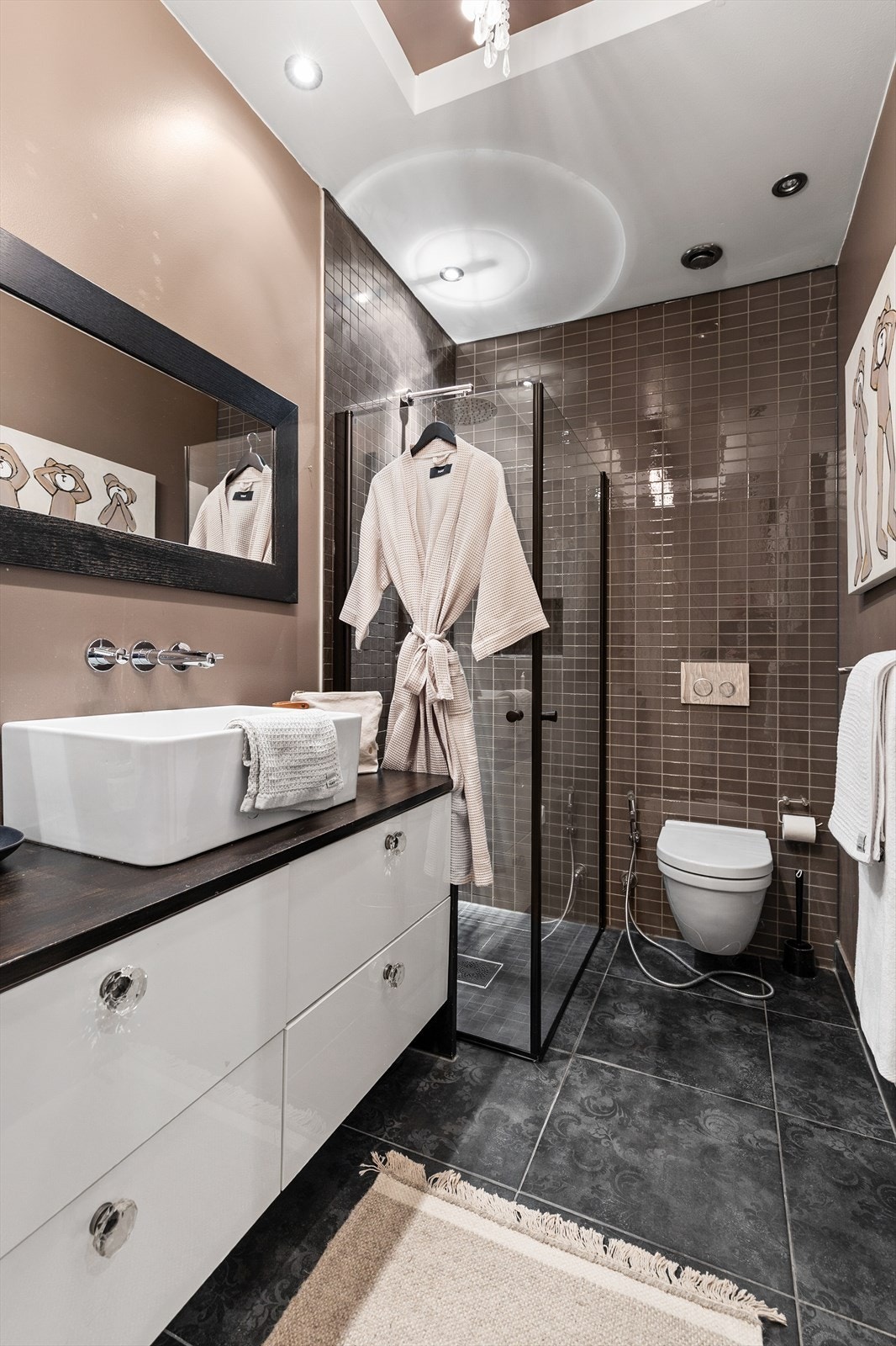 Dusjhjørne med dører. Vegghengt dusjarmatur (hånddusj og regndusj). Vegghengt toalett. Galleribilde