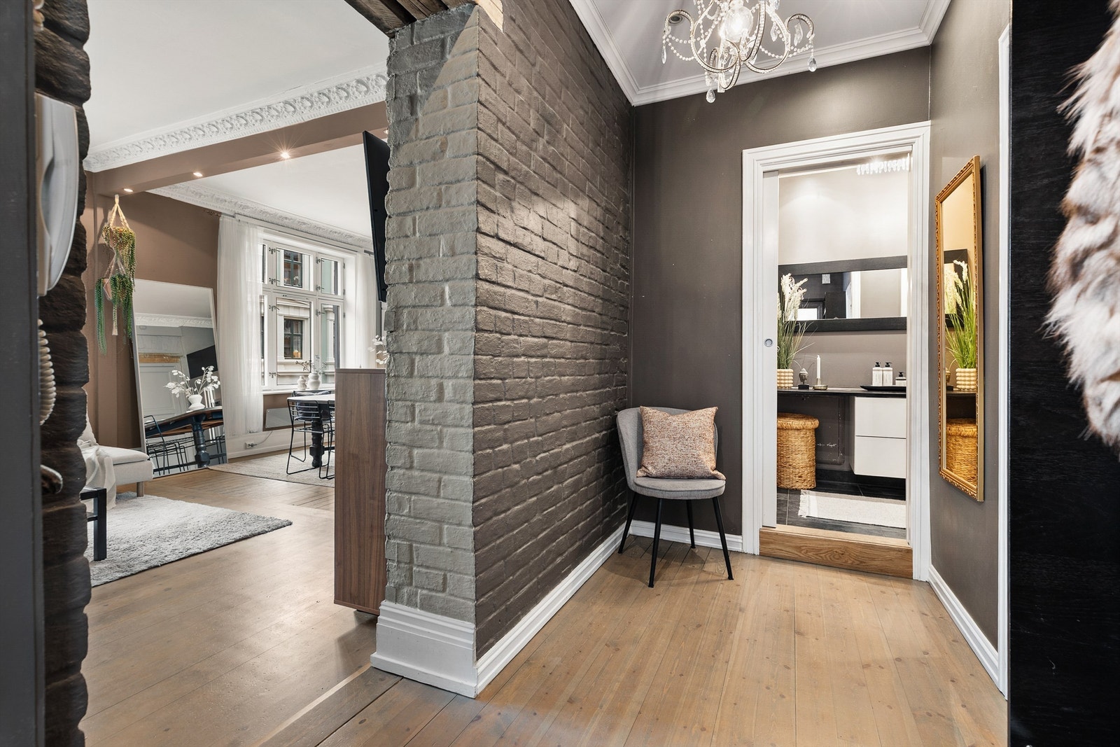 Entré med plass til skap eller hyller. Fra entreen kommer man videre til stue, bad og soverom. Galleribilde