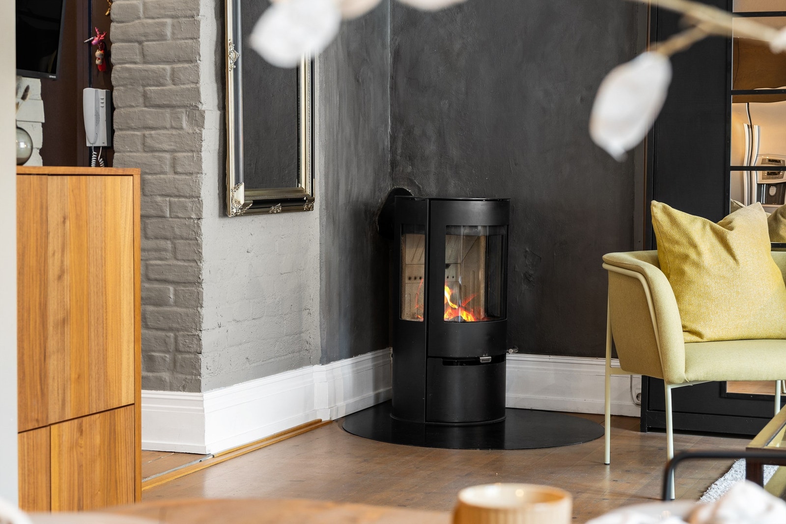 Det er en moderne peisovn i stuen for ekstra varme og hygge på kjølige dager. Galleribilde