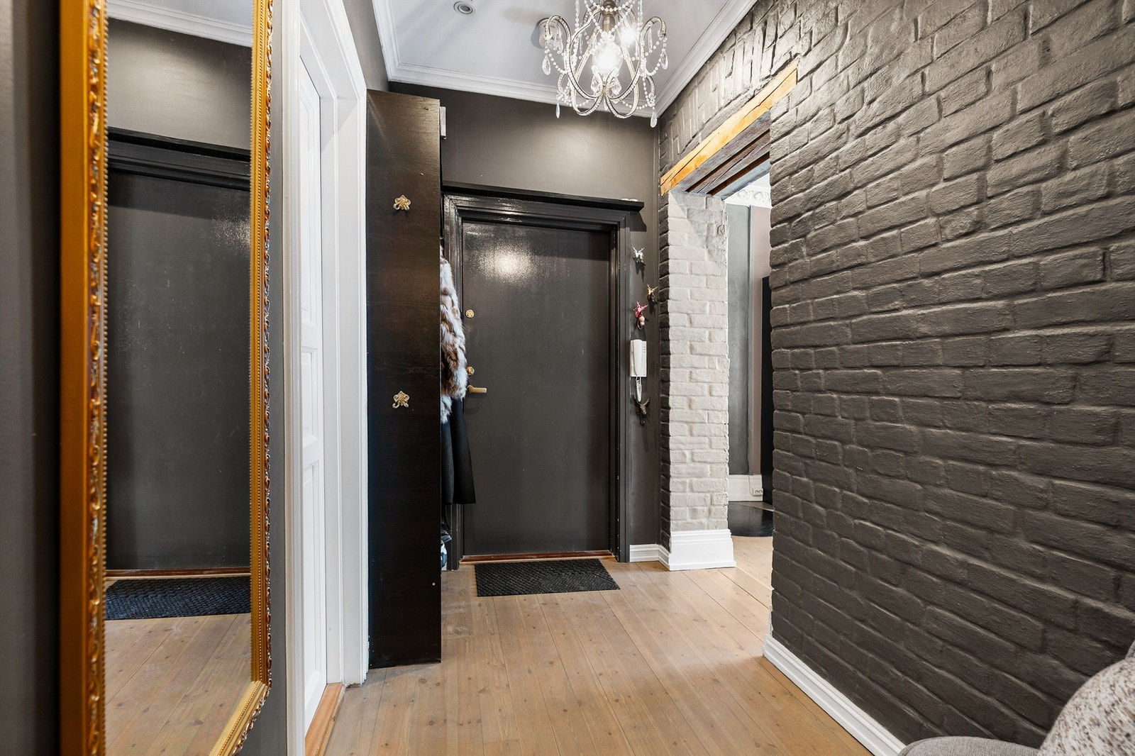 Entré med plass til skap eller hyller. Fra entreen kommer man videre til stue, bad og soverom. Galleribilde