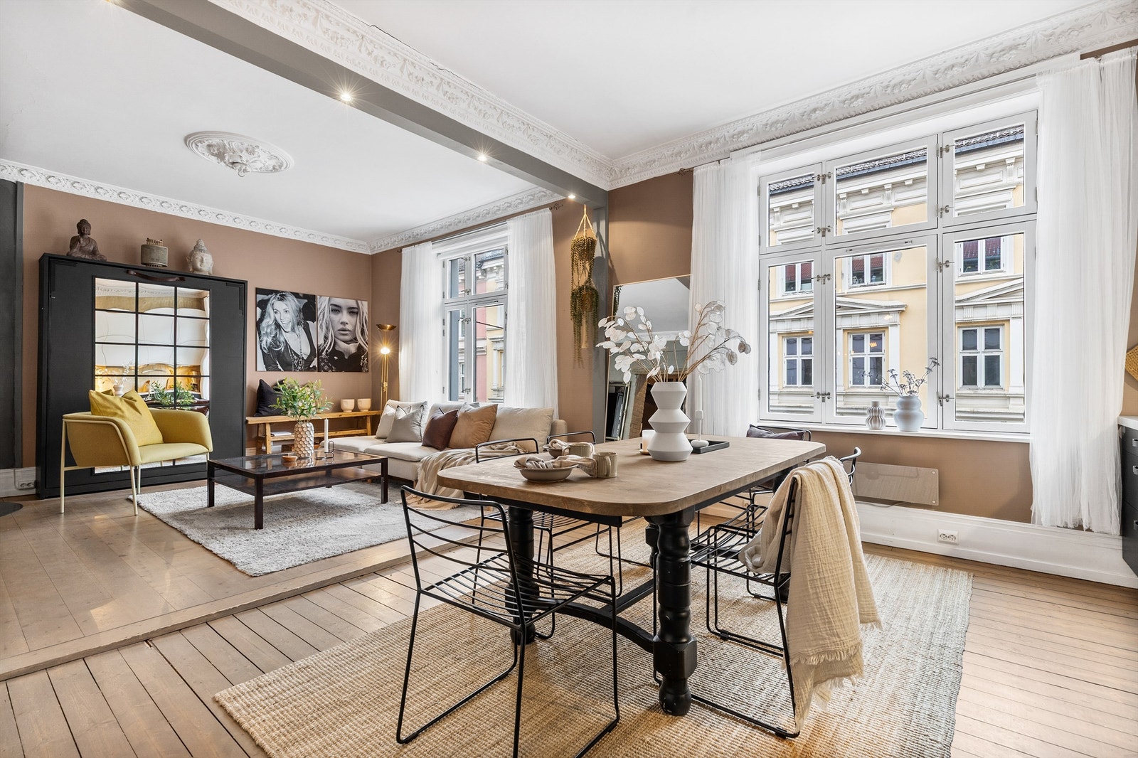 Den åpne løsningen til kjøkken/spisestue skaper en sosial atmosfære når man er med venner eller familie. Galleribilde