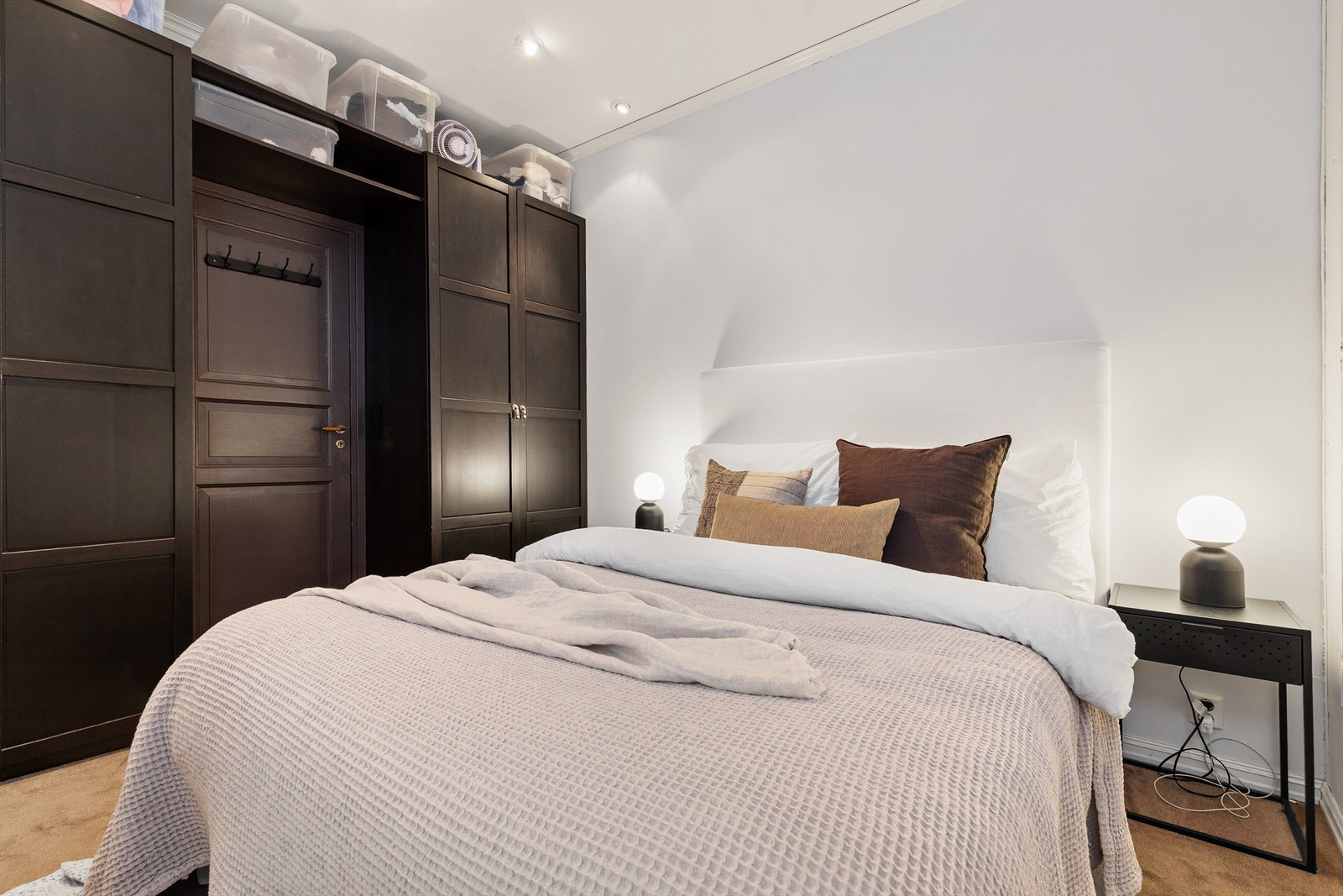 Soverommet har plass til seng med nattbord på hver side, samt garderobeskap. Galleribilde