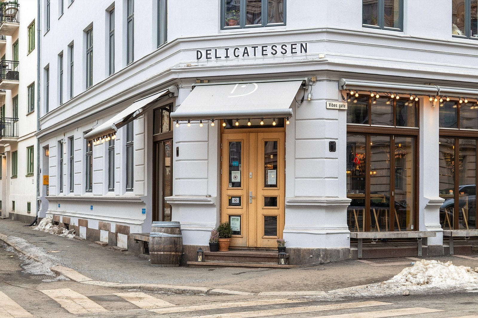 Rett over gaten har du restauranten Delicatessen. Galleribilde