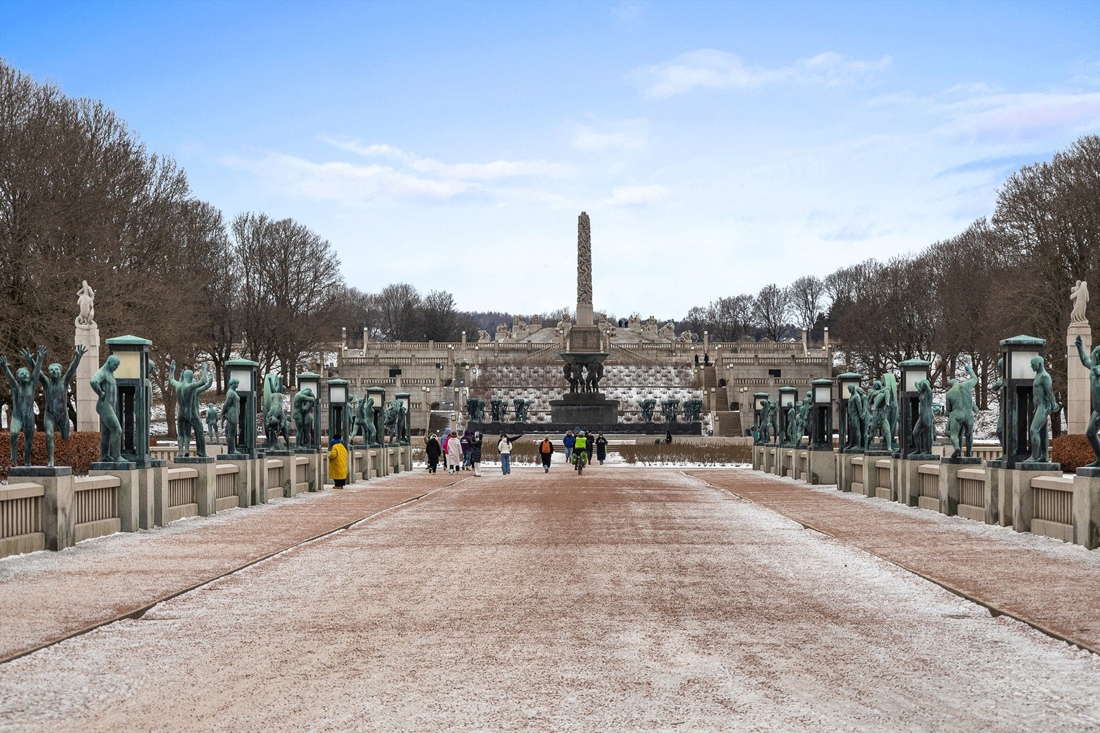 I Vigelandsparken er et av høydepunktene "Monolitten" som er hugget ut av én stor steinsøyle og som ruver 17 meter over bakken. Galleribilde