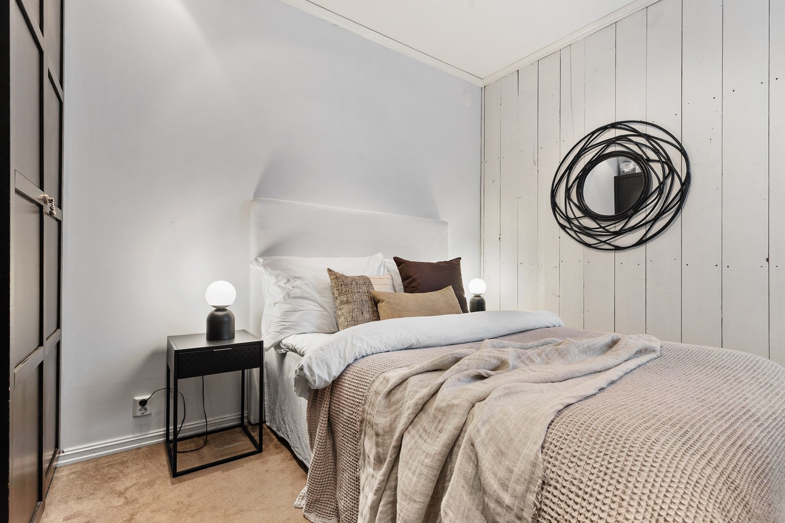 Soverommet har plass til seng med nattbord på hver side, samt garderobeskap. Galleribilde