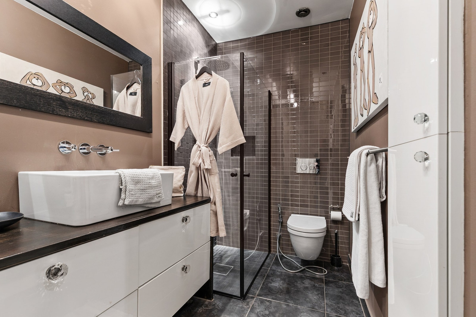 Vegghengt servantinnredning med skuffer. Ovenpåliggende servant med ett-greps armatur. Speil over servant. Galleribilde