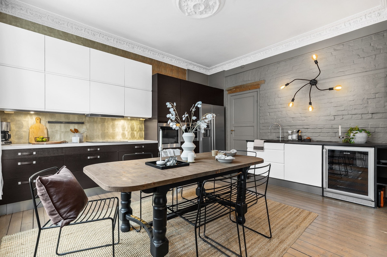 Flott gulv i heltre. Klassiske detaljer i tak. Galleribilde