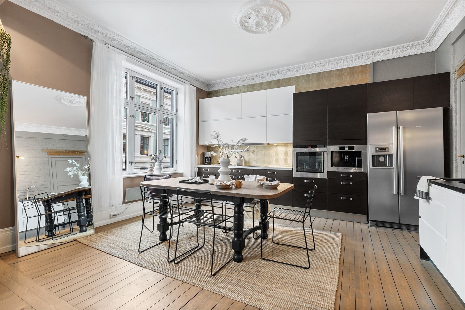 Den åpne løsningen til kjøkken/spisestue skaper en sosial atmosfære når man er med venner eller familie. Galleribilde