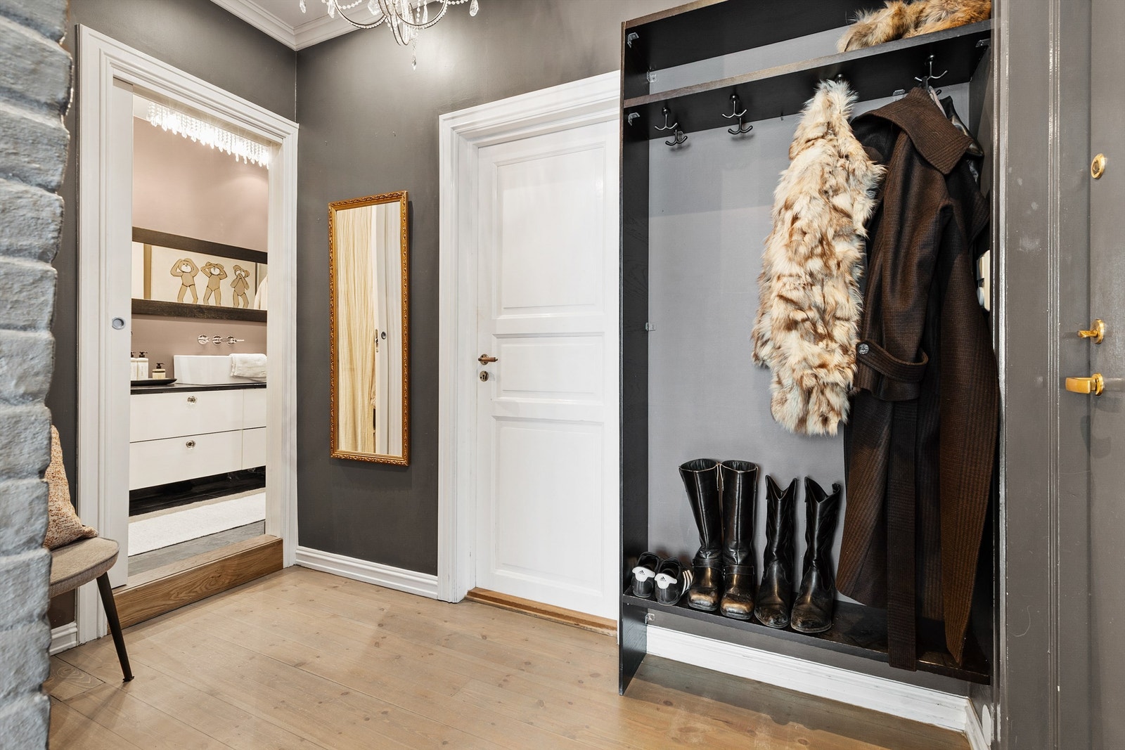 Entré med plass til skap eller hyller. Fra entreen kommer man videre til stue, bad og soverom. Galleribilde