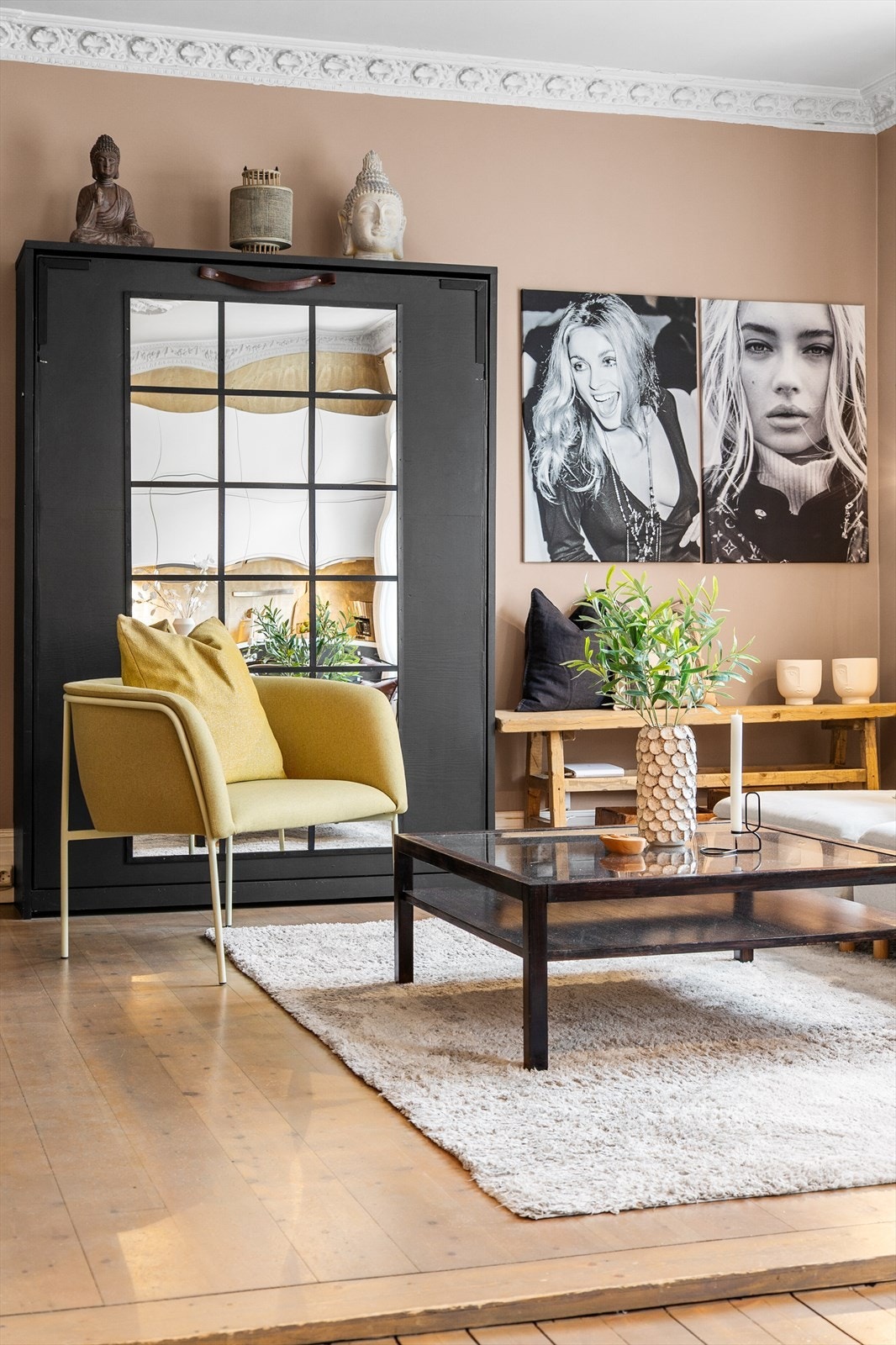 Romslig stue med god plass til sittegruppe og TV-område. Galleribilde