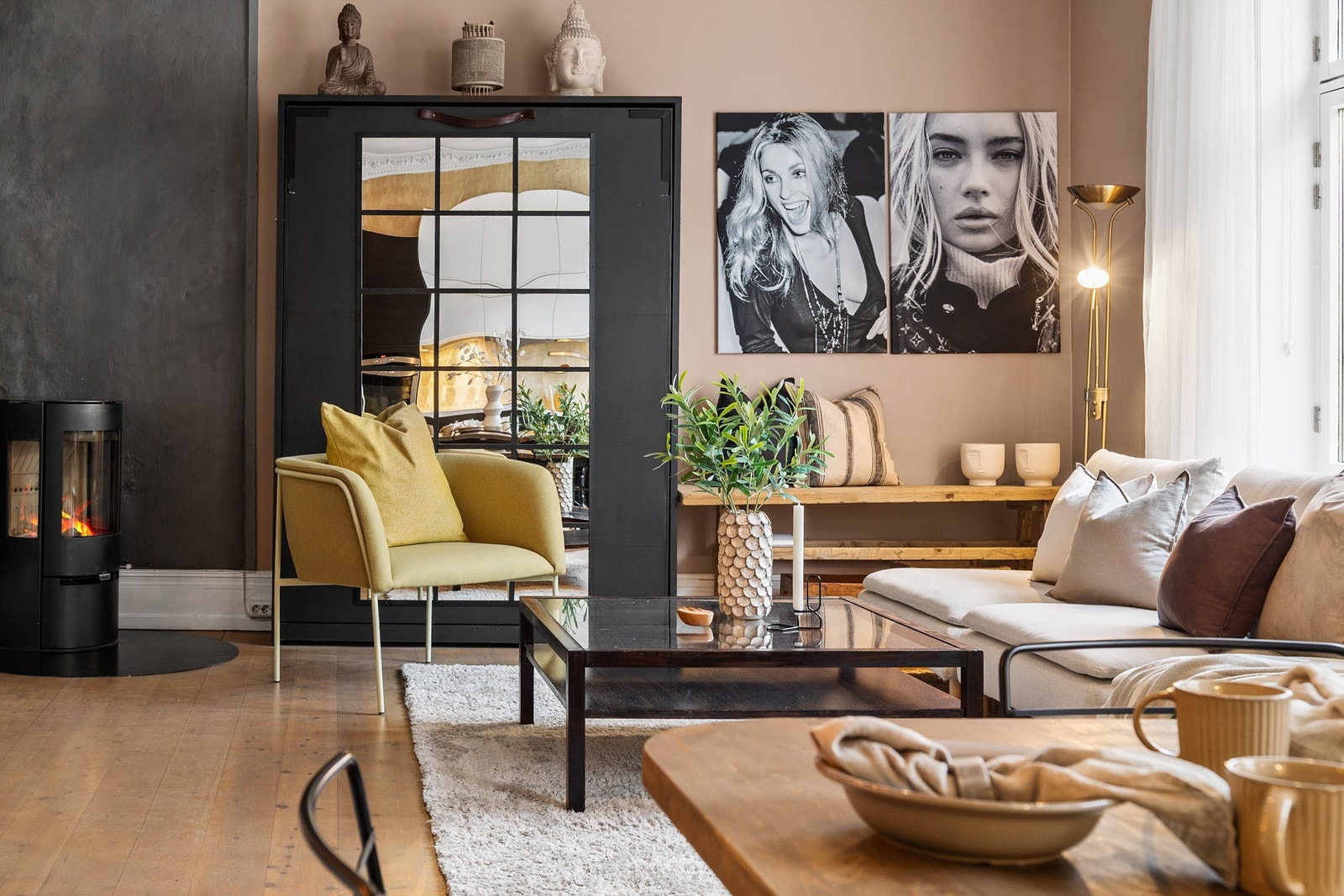 Romslig stue med god plass til sittegruppe og TV-område. Galleribilde