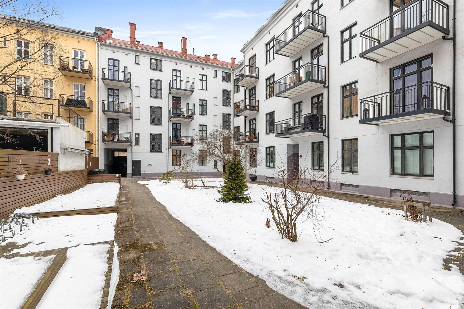 Hyggelig bakgård for borettslaget. Tomt opparbeidet med busker, trær, diverse beplantning, plenområder, sykkelparkering, hellebelagt og asfalterte internveier. Galleribilde