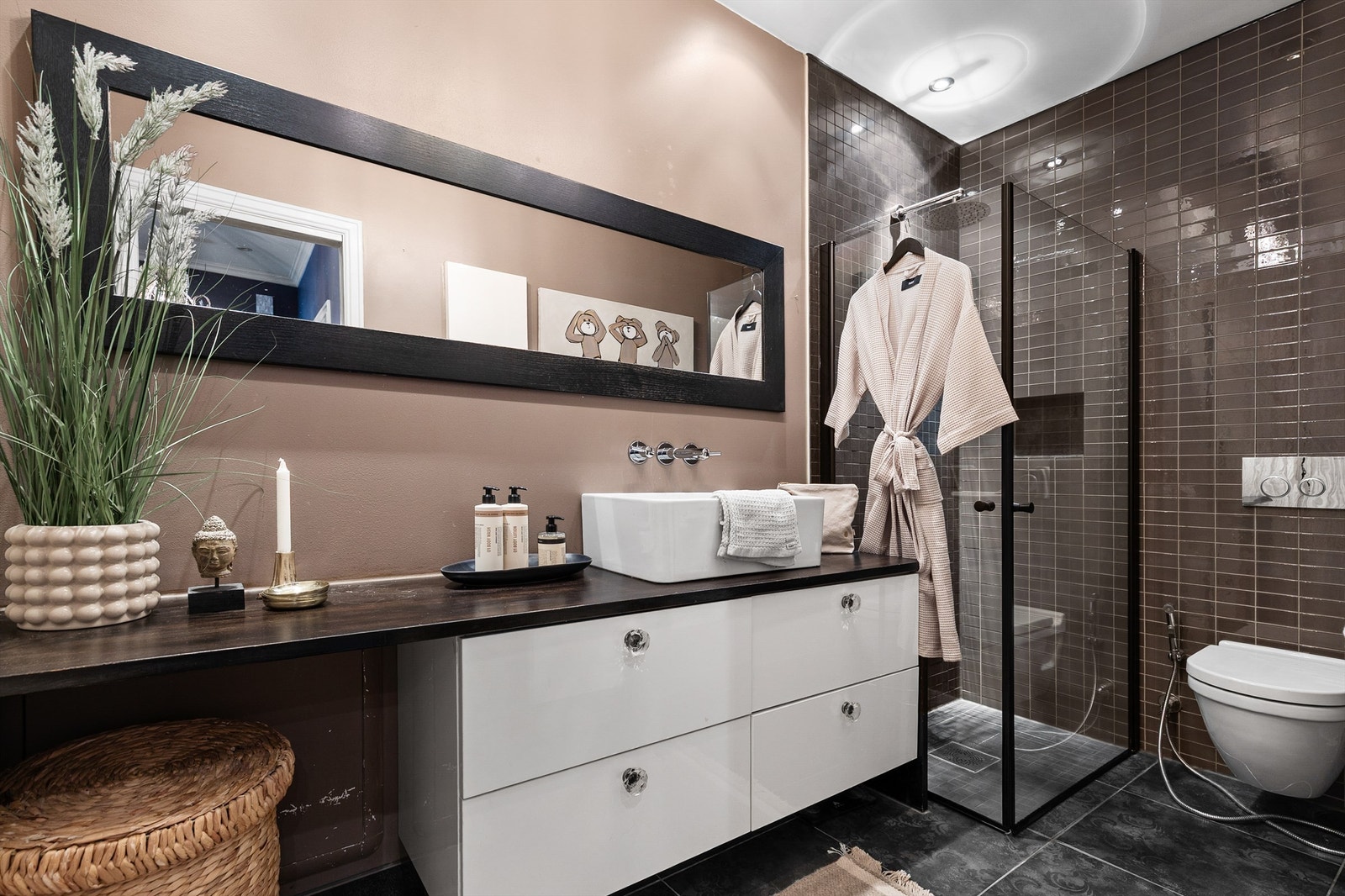 Bad fra 2009. Flislagt gulv med gulvvarme og flislagte/malte vegger. Nedsenket himling med downlights. Galleribilde