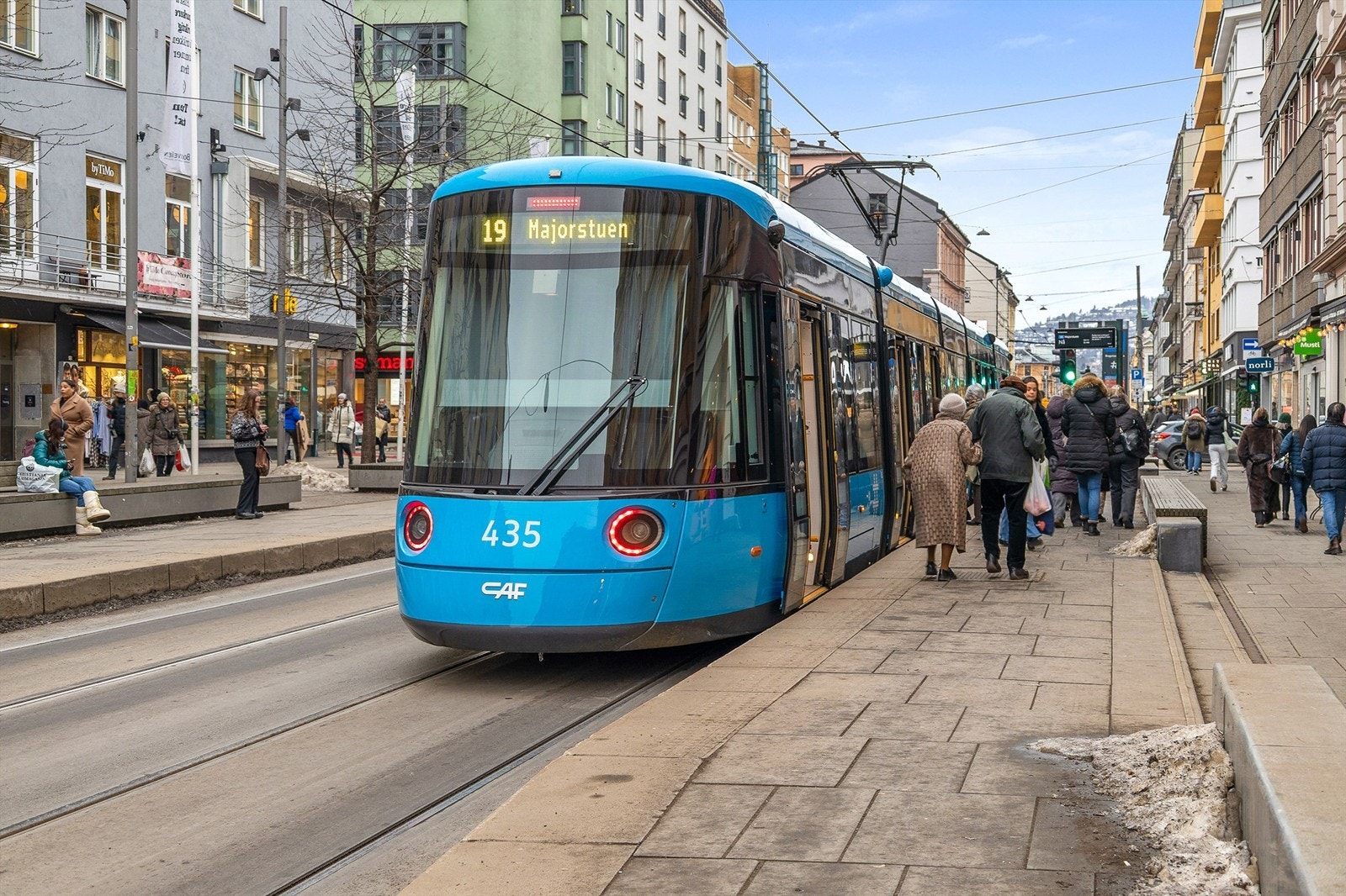 Hyppige avganger med trikk gjør det enkelt å komme seg rundt i byen. På Majorstuen kan man ta både buss og t-bane videre på ferden. Galleribilde