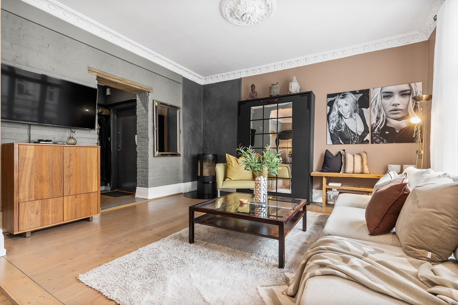 Romslig stue med god plass til sittegruppe og TV-område. Galleribilde