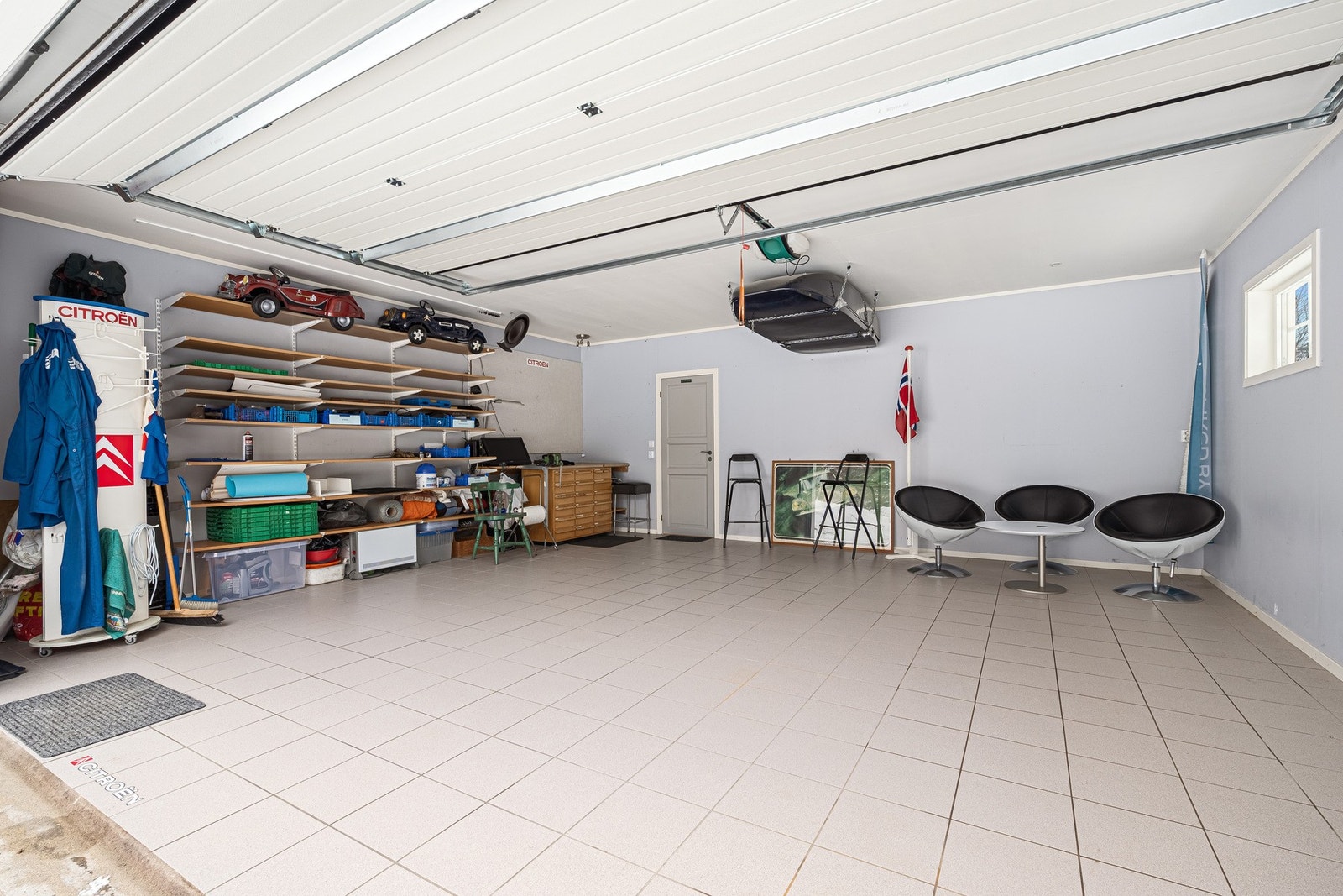 Stor og flislagt dobbelgarasje med rikelig lagringsplass. Galleribilde