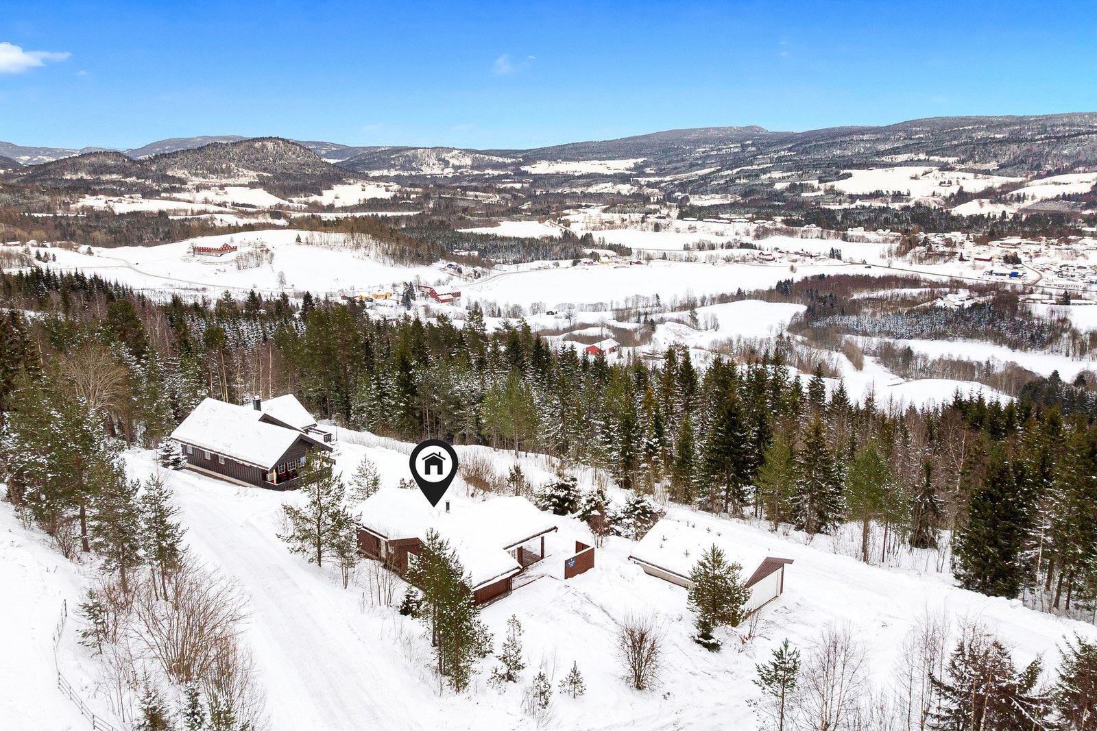 Hytta ha en fin intern beliggenhet i høyden med fantastisk utsikt og gode solforhold. Galleribilde