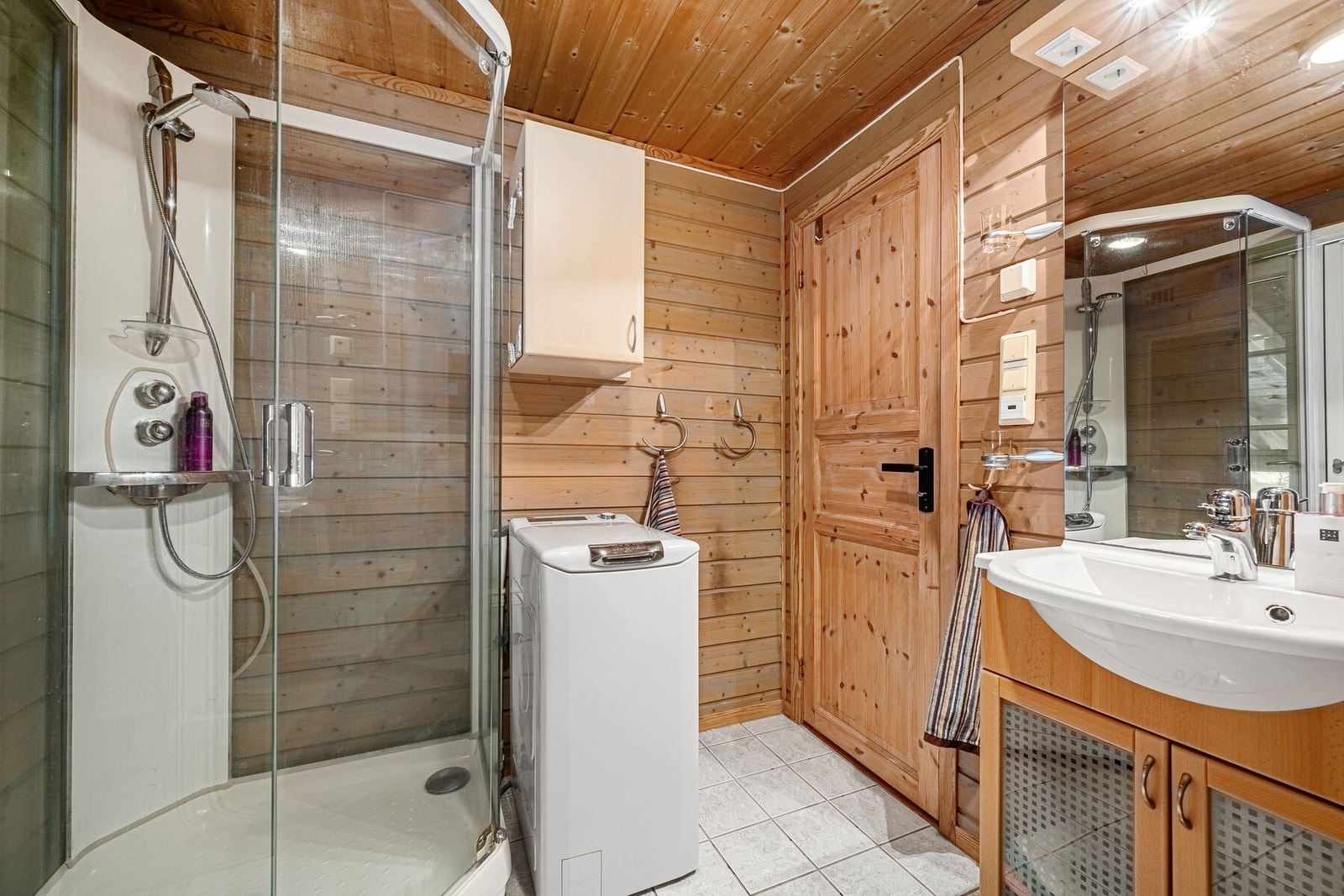 I likhet med kjøkkenet inneholder badet alt du trenger for en lenger hyttevisitt. Badet har varmekabler og fliser på gulv. Galleribilde