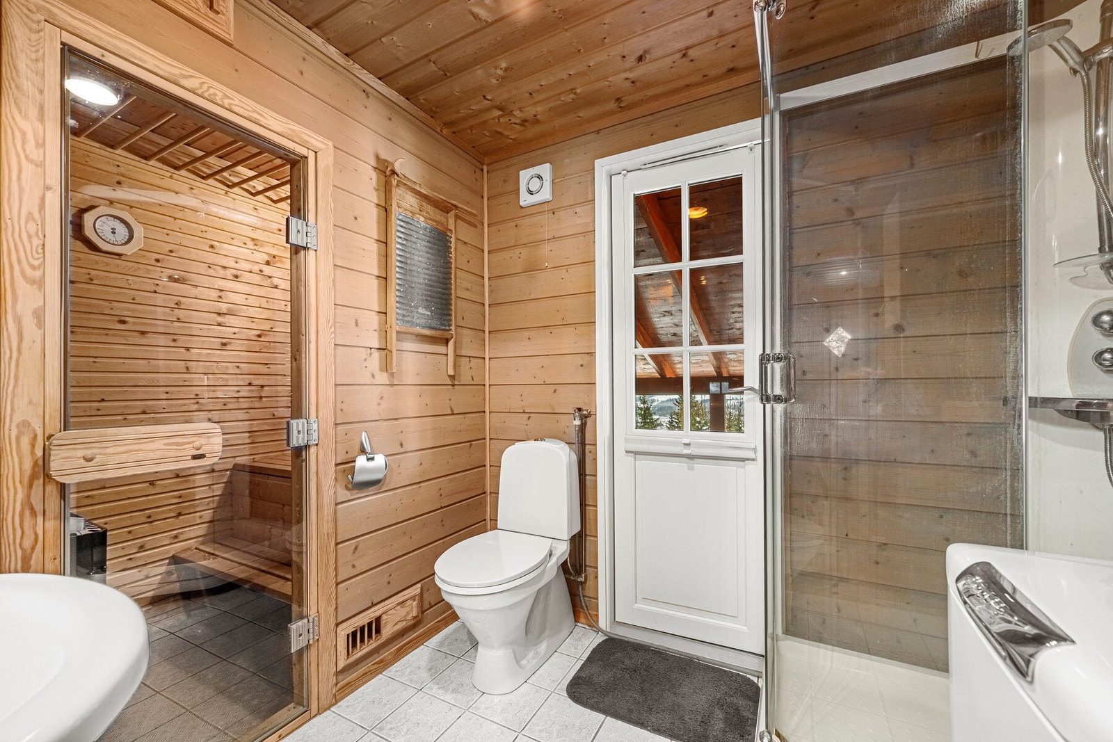 Fra badet er det adkomst til deilig badstue og utgang til spabadet som gir en fin velværeavdeling. Terrassedøren ble byttet i 2019. Galleribilde