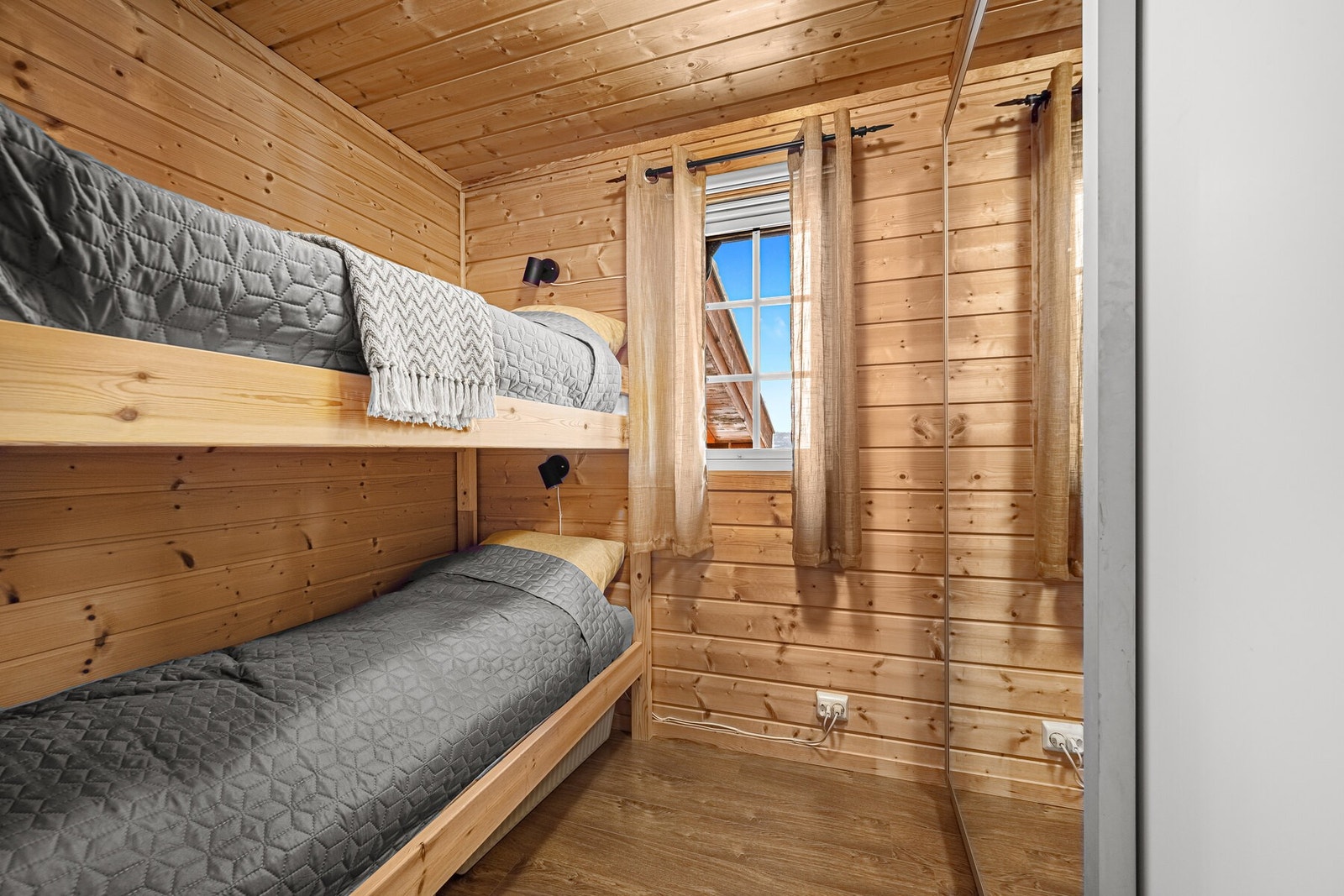 Soverom 3 med køyesenger og garderoberekke. Galleribilde