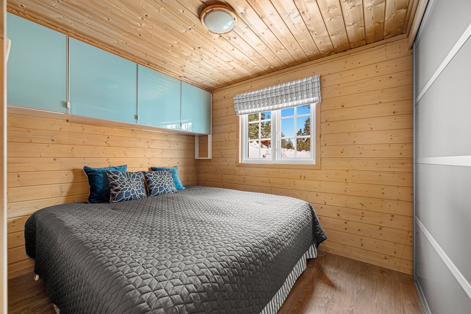 Hytta består av 3 soverom - avbildet er hovedsoverommet med garderoberekke og overskap. Galleribilde