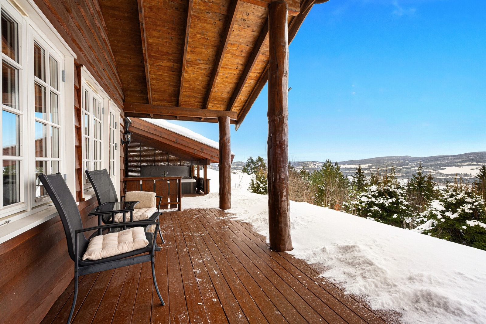 Her sitter du skjermet med kun utsikten i fokus. Galleribilde