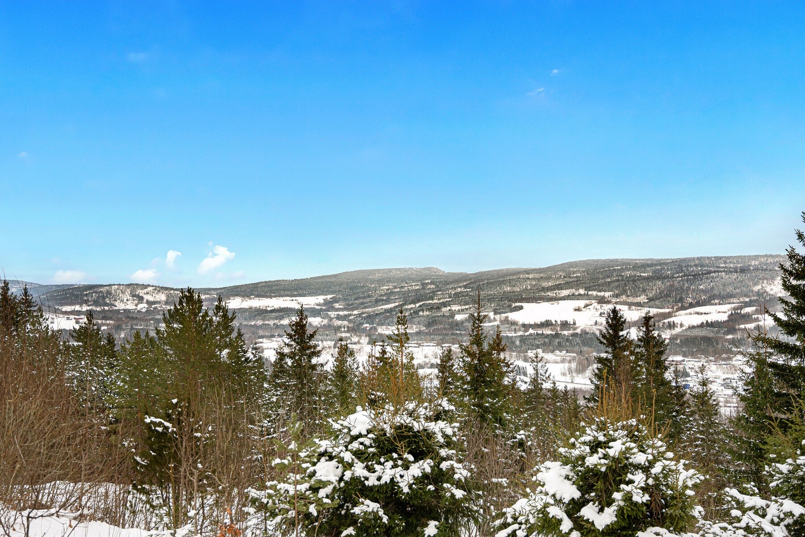 Utsikten bør også oppleves kveldstid med diverse belysning fra Svarstad sentrum. Galleribilde