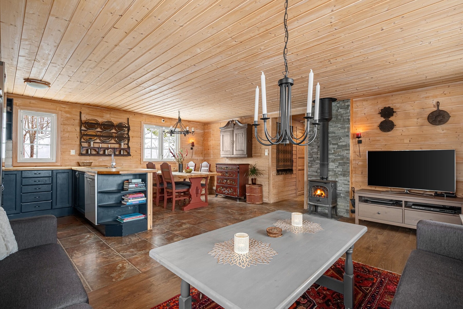 Stua fungerer som et stort allrom i åpen løsning til kjøkkenet, og med god plass til spisegruppe. Galleribilde