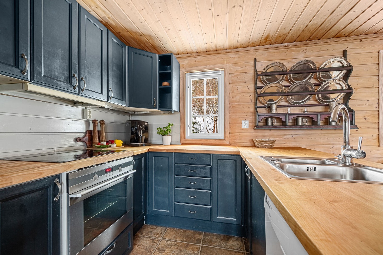 Fint kjøkken med alt du trenger fra komfyr, platetopp, avtrekksvifte og oppvaskmaskin. Galleribilde