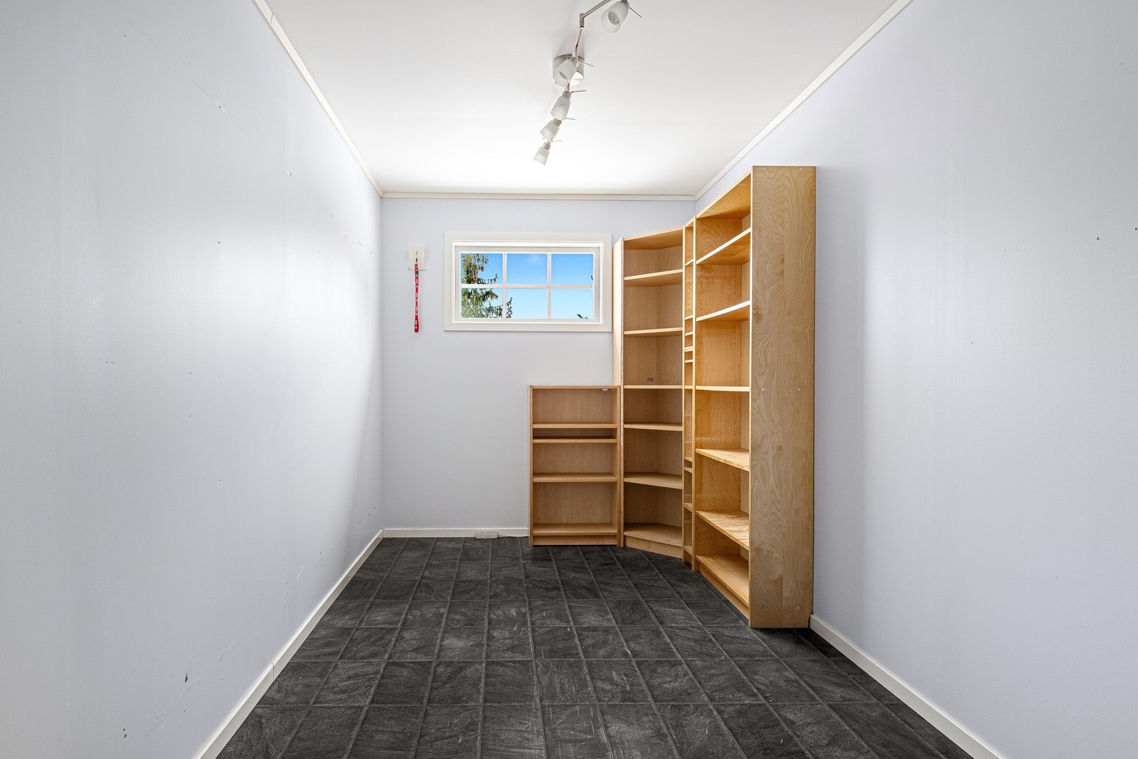 På innsiden av garasjen er det tilhørende rom med varmekabler - ypperlig for deg som liker å skru og snekre. Galleribilde